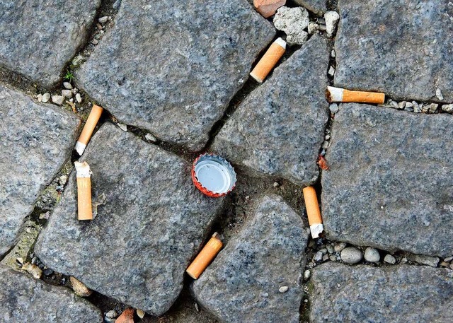 Ein Zigarettenkippe auf die Strae zu werfen, kostet 100 Euro Bugeld.  | Foto: Michael Bamberger