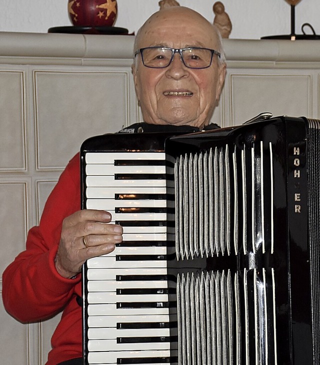 Der Neustdter Alfred Schweizer  ist s...kordeon- und Harmonika-Club Neustadt.   | Foto: Thomas Biniossek