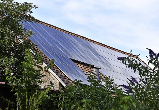 Immer mehr Dachflchen bekommen Solarzellen.  | Foto: Kathrin Blum