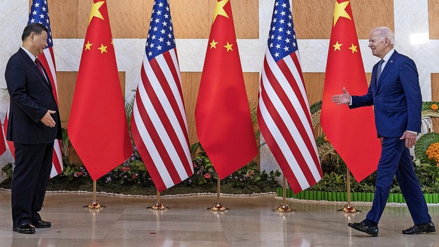 Mit frhzeitig ausgestreckter Hand nh... US-Prsident (r.) Chinas Staatschef.   | Foto: Alex Brandon (dpa)