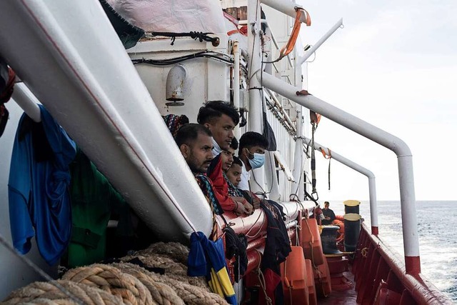 In Italien wurden sie abgewiesen, in F...r Ocean Viking am vergangenen Freitag.  | Foto: Vincenzo Circosta (dpa)