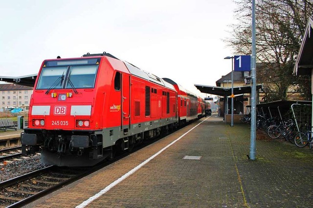 Westlich des Bahnhofsgebudes (rechts)...Bahn und Rad noch besser zu vernetzen.  | Foto: Rolf Reimann