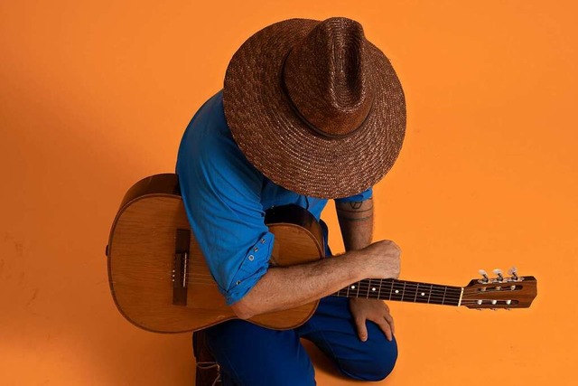 Der US-Singer/Songwriter Dekker versteckt sich unter einem groen Hut.  | Foto: Label