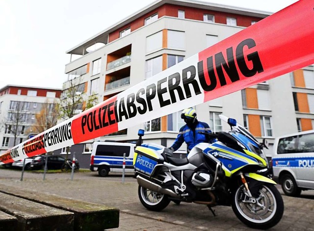 Karlsruhe: In einem Wohngebiet ist eine Polizeiabsperrung errichtet.  | Foto: Uli Deck (dpa)