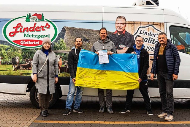 Reinhold Haug (Mitte) und Mitstreiter ...ei, mit dem sie Spenden transportieren  | Foto: Sebastian Bongers