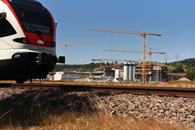 Ein S-Bahn fhrt an der Klinikbaustelle vorbei.  | Foto: Jonas Hirt