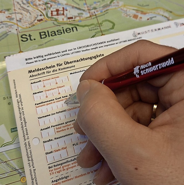 Ab Januar soll ein digitales Meldeverf... die handgeschriebenen Zettel ablsen.  | Foto: Sebastian Barthmes