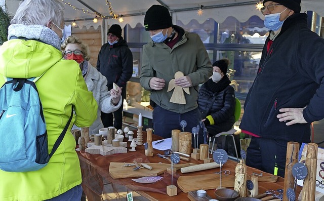 Auch vielfltige Holzarbeiten bietet der Weihnachtsmarkt im Schlttle.  | Foto: Victoria Langelott