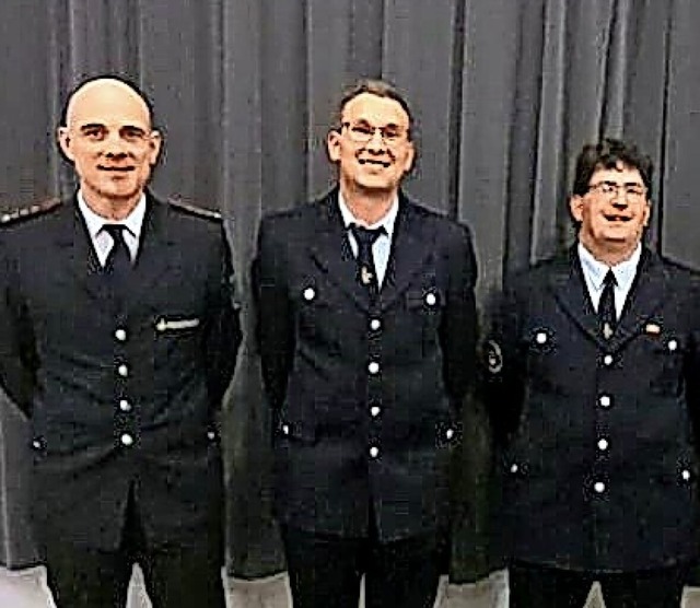 Jochen Schwald (von links) bergibt an... Vize)  und Kommandant Mike Leonhardt.  | Foto: Feuerwehr