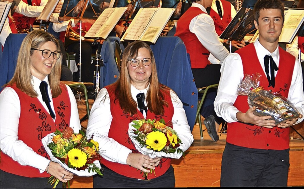 Beim Herbstkonzert wurden Verena Feder...für 30-jährige Mitgliedschaft  geehrt.  | Foto: Hans-Jochen Voigt