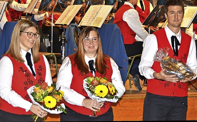 Beim Herbstkonzert wurden Verena Feder...fr 30-jhrige Mitgliedschaft  geehrt.  | Foto: Hans-Jochen Voigt