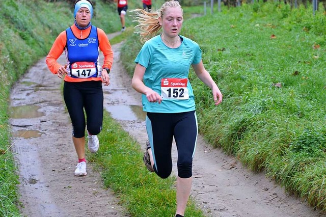 Hier luft Silke Gamp vom USC Freiburg...pt sich Gamp den Sieg ber 8100 Meter.  | Foto: Hermann Murst