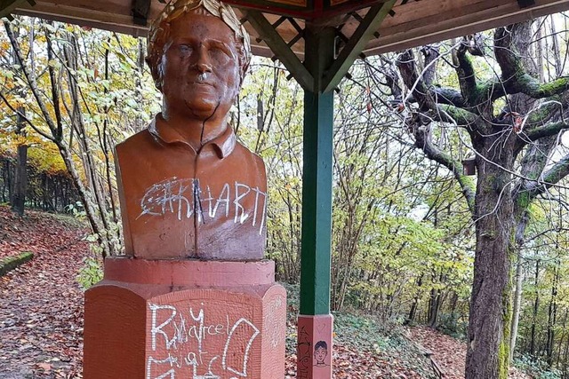 &#8222;Kannitverstan&#8220;: Mal wieder ist das Hebel-Denkmal verunstaltet.  | Foto: Edgar Steinfelder