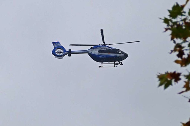 Ein Polizeihubschrauber kreiste am Dienstagabend ber der Oststadt.  | Foto: Helmut Seller