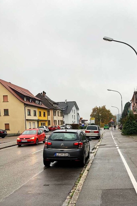 Autos parken auf  der Öflinger Straße.  | Foto: Annemarie Rösch
