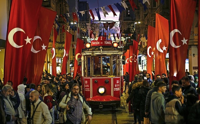 Eine Straenbahn fhrt in Istanbul an der Explosionsstelle vorbei.  | Foto: Francisco Seco (dpa)