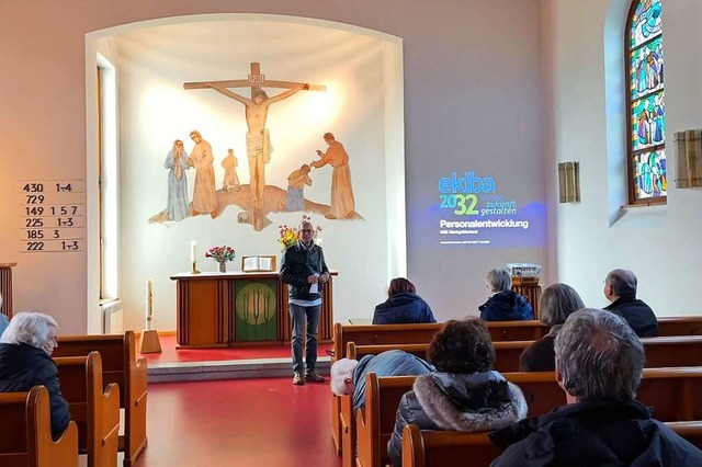 Thomas Mrle (Mitte) stellte den Kirch...h das Plenum fr eine rege Diskussion.  | Foto: Valerie Wagner