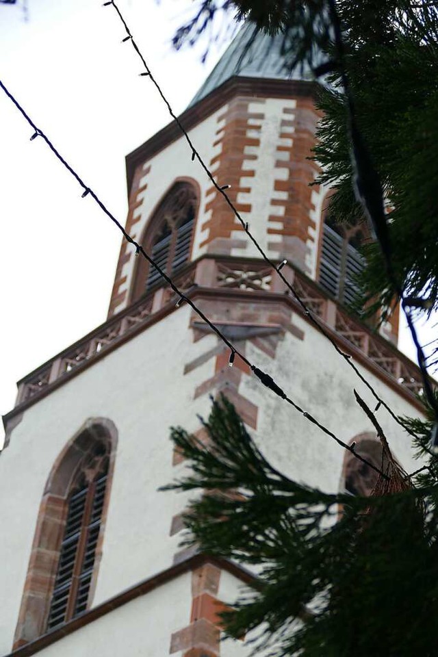 Der Mammutbaum vor der Eichsler Kirche...at eine fest installierte Beleuchtung.  | Foto: Nicolai Ernesto Kapitz