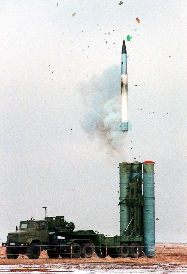 Das Raketenabwehrsystem S-300 aus der ...ion ist auch in der Ukraine im Einsatz  | Foto: afp