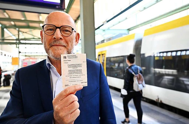 Winfried Hermann mit dem 9-Euro-Ticket (Archivfoto)  | Foto: Bernd Weibrod (dpa)