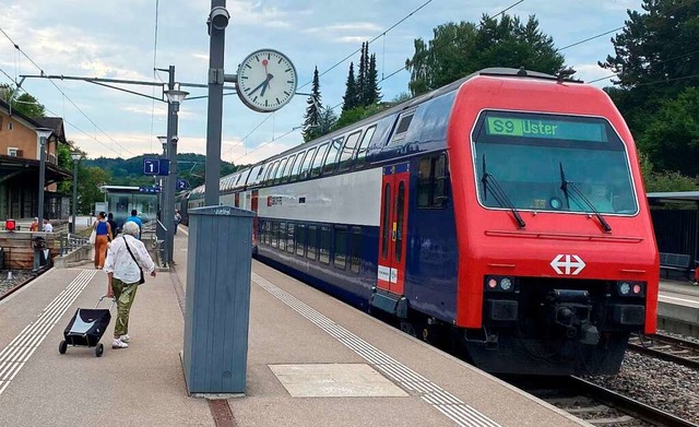 Der SBB-Zug der Linie S9 von Schaffhau...Uster fhrt aus dem Bahnhof Jestetten.  | Foto: Michael Neubert