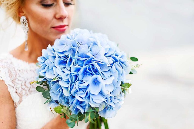 Ein alter Hochzeitsbrauch sagt, dass d..., Blaues und Geliehenes tragen sollte.  | Foto: Iryna Kazlova
