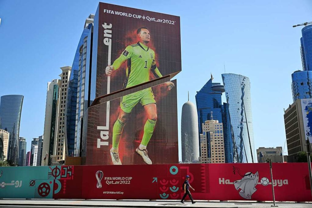 Manuel Neuer übergroß an einer Gebäudefassade in Doha in Katar.  | Foto: Federico Gambarini (dpa)