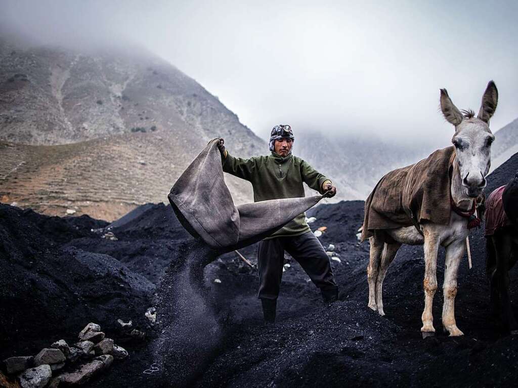 Die Arbeiten in einer informellen Kohlemine in Chinarak in der afghanischen Provinz Baghlan.