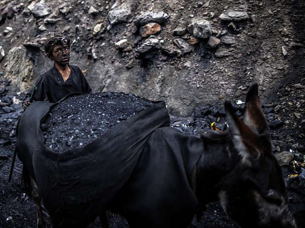 Die Arbeiten in einer informellen Kohlemine in Chinarak in der afghanischen Provinz Baghlan.