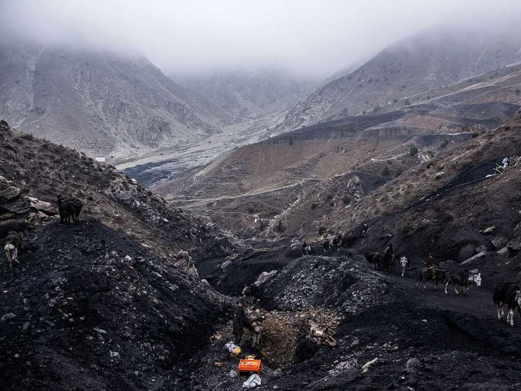 Die Arbeiten in einer informellen Kohlemine in Chinarak in der afghanischen Provinz Baghlan.