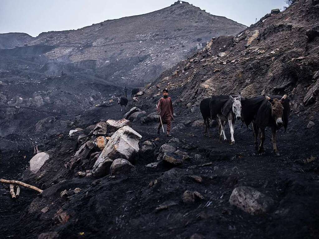 Die Arbeiten in einer informellen Kohlemine in Chinarak in der afghanischen Provinz Baghlan.