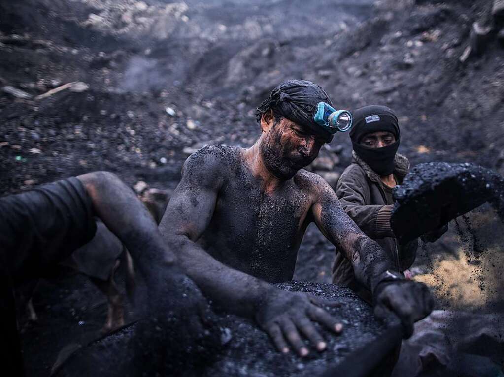 Die Arbeiten in einer informellen Kohlemine in Chinarak in der afghanischen Provinz Baghlan.