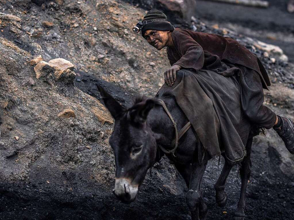 Die Arbeiten in einer informellen Kohlemine in Chinarak in der afghanischen Provinz Baghlan.