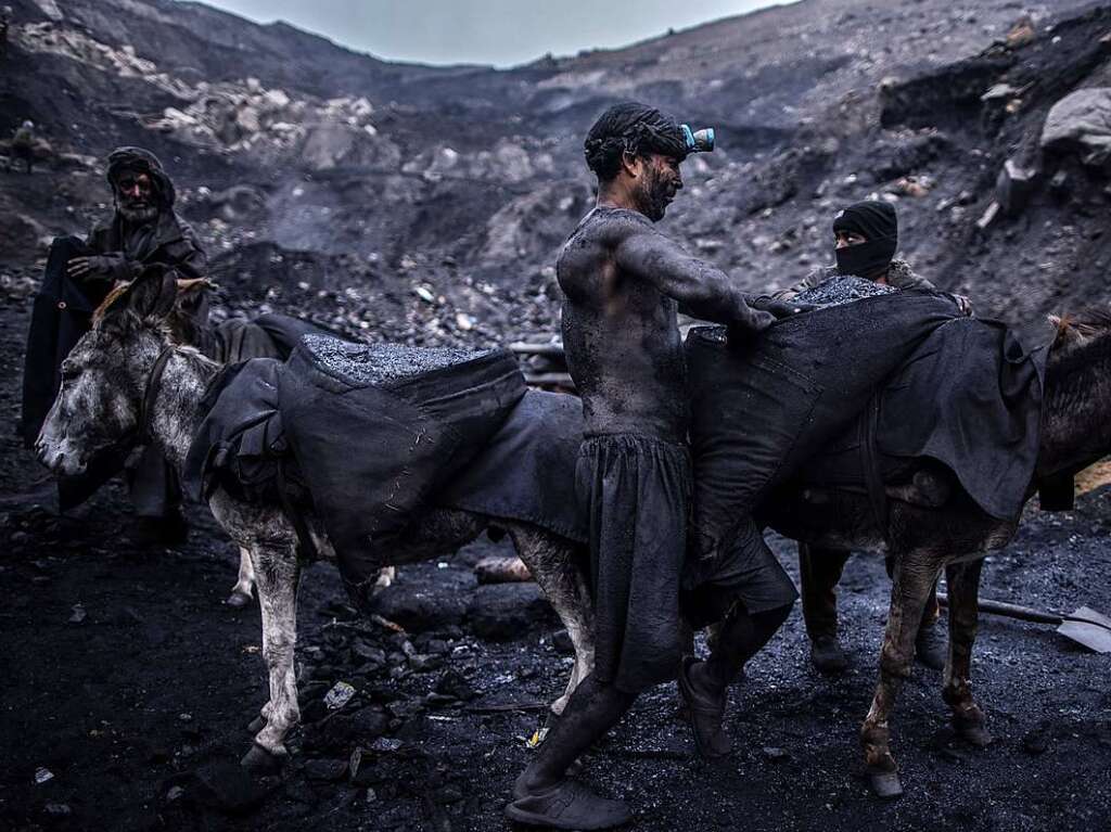 Die Arbeiten in einer informellen Kohlemine in Chinarak in der afghanischen Provinz Baghlan.