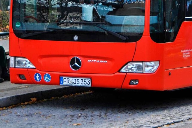 Ein Bus wartet am Lrracher Busbahnhof.  | Foto: Daniel Gramespacher