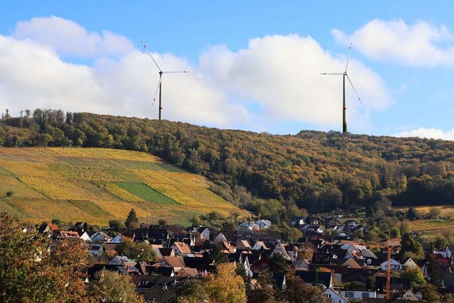 Von Pfaffenweiler aus knnten die zwei  Windrder   so aussehen. (Fotomontage)  | Foto: kostromgruppe Freiburg