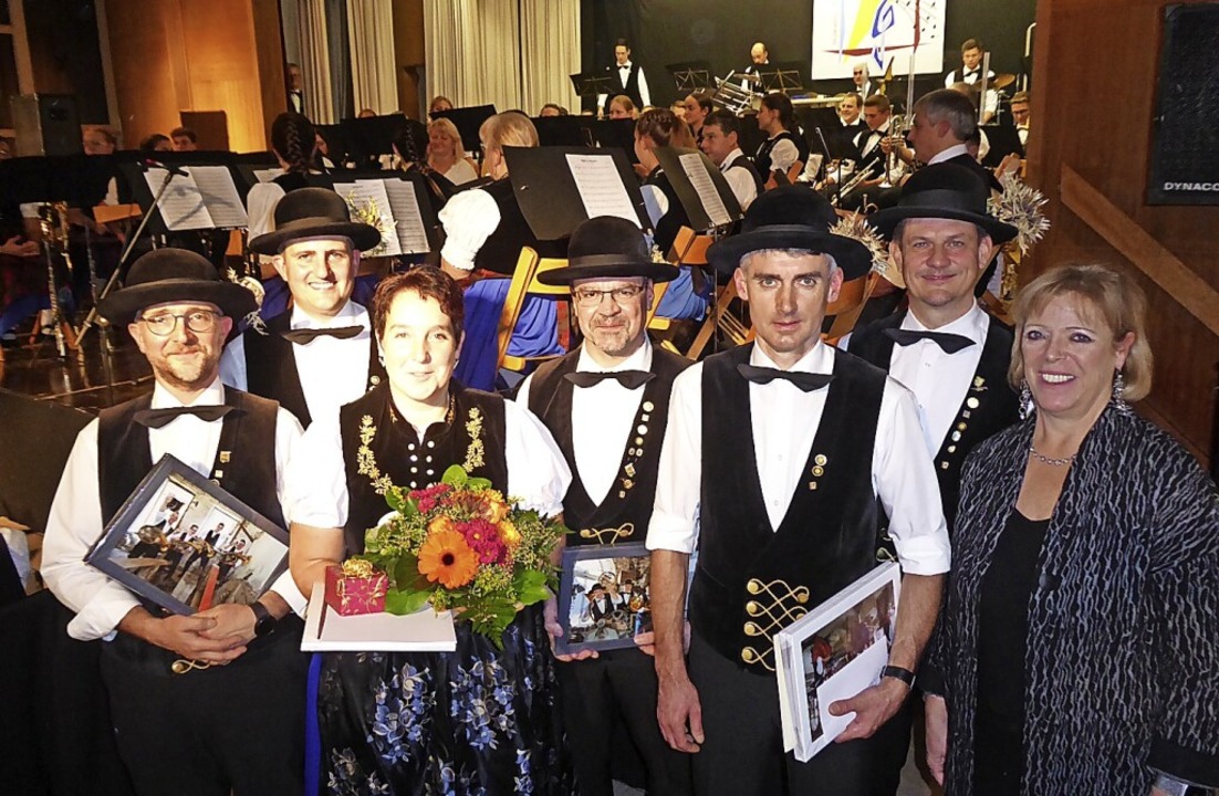 Geehrte (von links): Jrgen Moser, Ign...sikverbandsprsidentin Sabine Wlfle.   | Foto: Roland Gutjahr