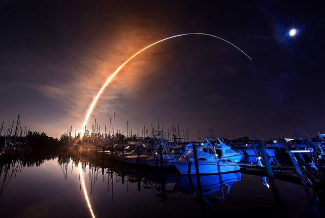 Die &#8222;Space Launch&#8220;-Rakete nach dem Start in Richtung Mond.  | Foto: Malcolm Denemark (dpa)