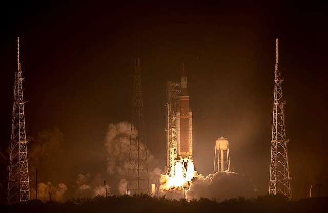 Und los geht es zum Mond: Die Rakete s...e Canaveral im US-Bundesstaat Florida.  | Foto: Kevin Dietsch (AFP)