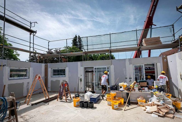 Der Landkreis wird an mehreren Stellen Neubauten fr Geflchtete errichten.  | Foto: Daniel Maurer (dpa)