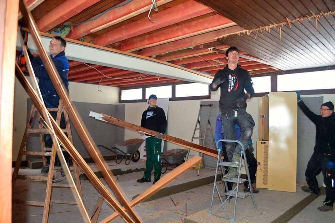 Im April begannen viele ehrenamtliche Helfer mit der Arbeit.  | Foto: Liane Schilling
