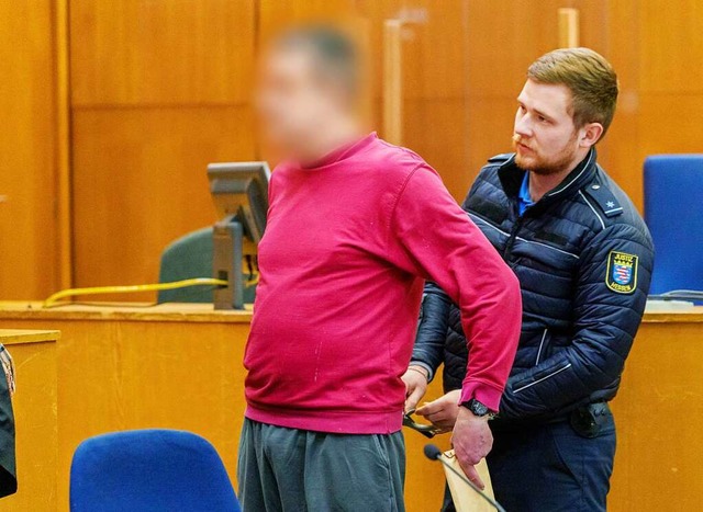 Dem Angeklagte (links) im Prozess um d...ichtssaal die Handschellen abgenommen.  | Foto: Andreas Arnold (dpa)