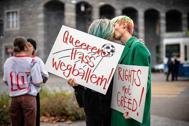 Bei einer Kundgebung vor dem FIFA-Muse...die Verantwortung der FIFA aufmerksam.  | Foto: Michael Buholzer (dpa)