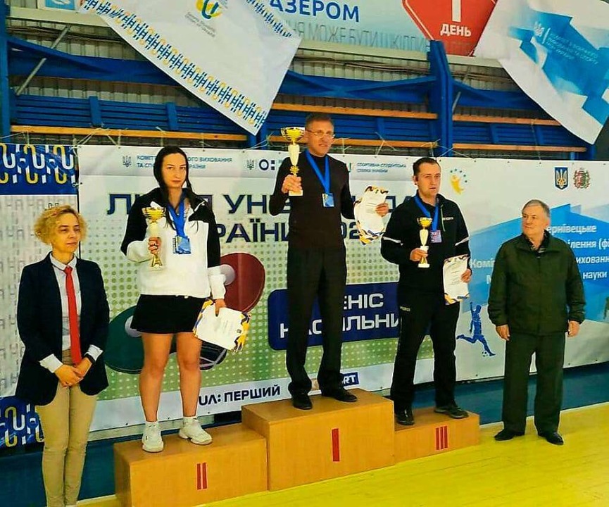 Anastasiia Kozak (Zweite von links) auf dem Siegerpodest der Universiade.  | Foto: Privat