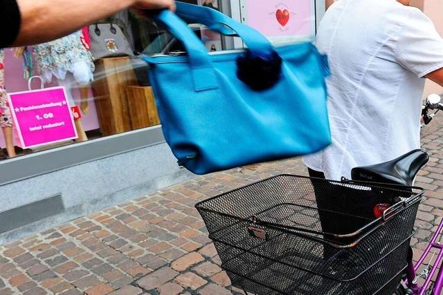 Handtasche in der Freiburger Altstadt gestohlen – Polizei hat die mutmaßlichen Täter, aber keine Geschädigte