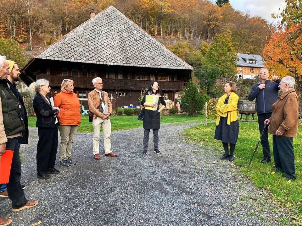Vor der Kulisse der Schwarzwaldhäuser wurde rege diskutiert.  | Foto: Sarah Trinler