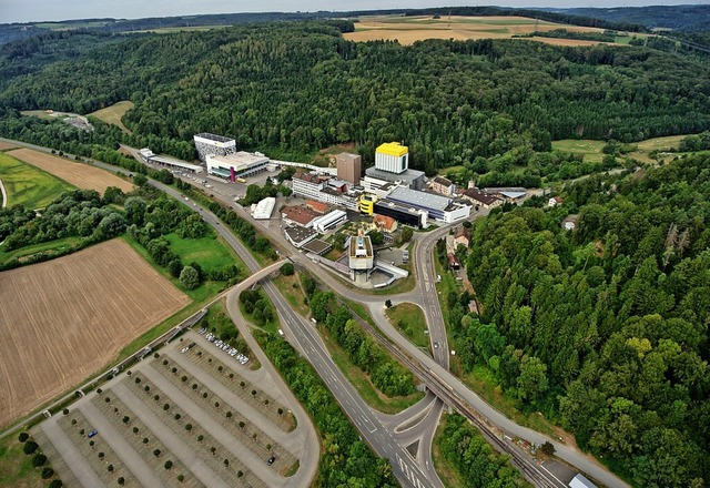 Die Erweiterung der StoSE&amp;Co.KGaA ...der und der Mitarbeiterparkplatz sind.  | Foto: Sto SE & Co. KGaA