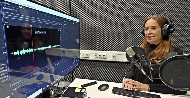 Audio-Redakteurin Gina Kutkat im BZ-Podcast-Studio    | Foto: Michael Bamberger