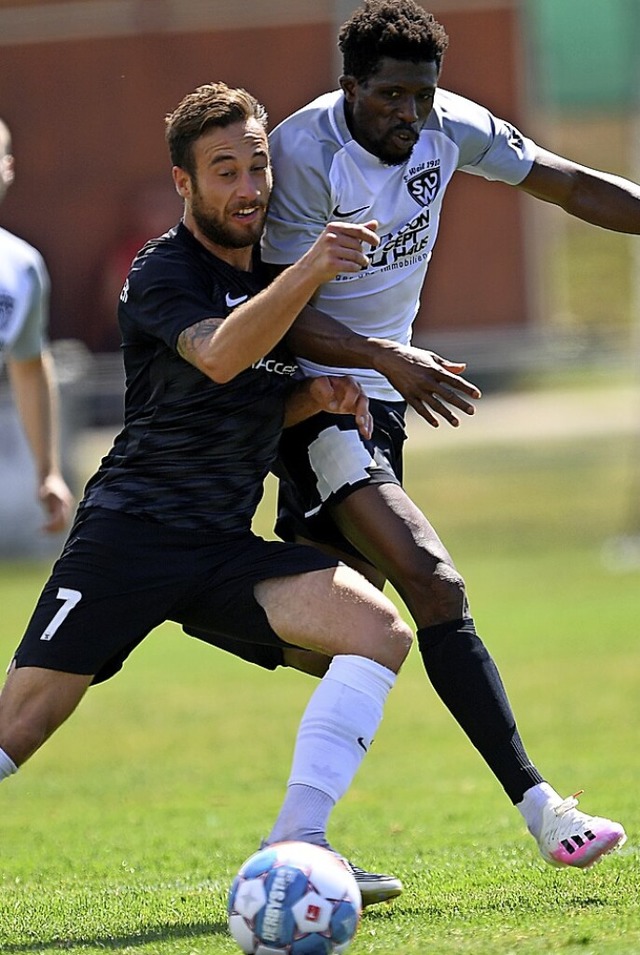 <BZ-FotoAnlauf>fussball:</BZ-FotoAnlau...en Buba Ceesay (re.) und Weil mit 0:4.  | Foto: Achim Keller