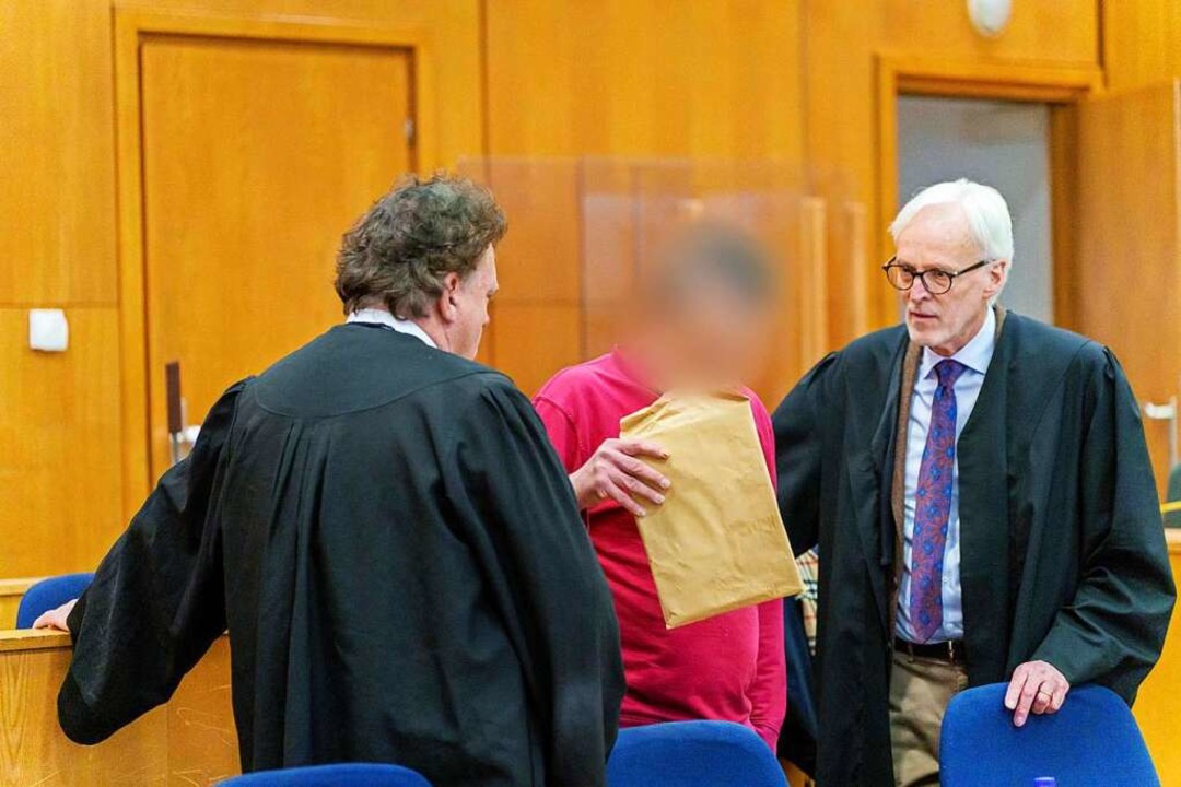 Der Angeklagte im Gericht  | Foto: Andreas Arnold (dpa)